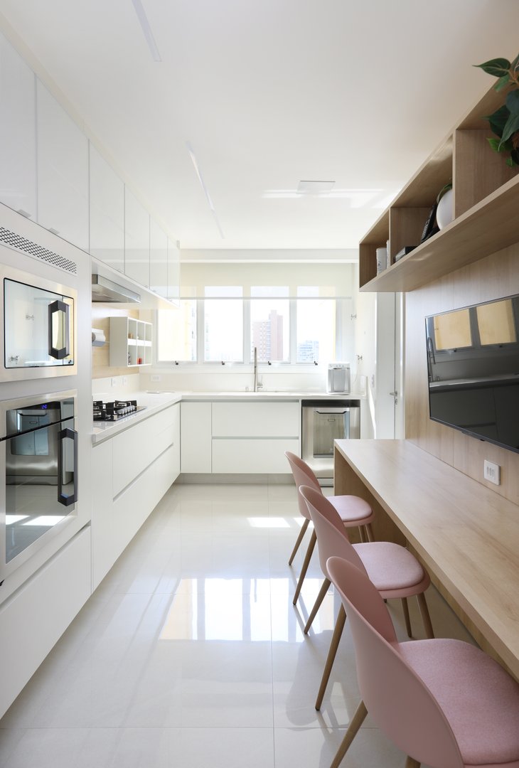Cozinha clean utilizando a neutralidade e praticidade do piso Ms. Barcelona Cristal Polido. Foto: Mariana Orsi Fotografia