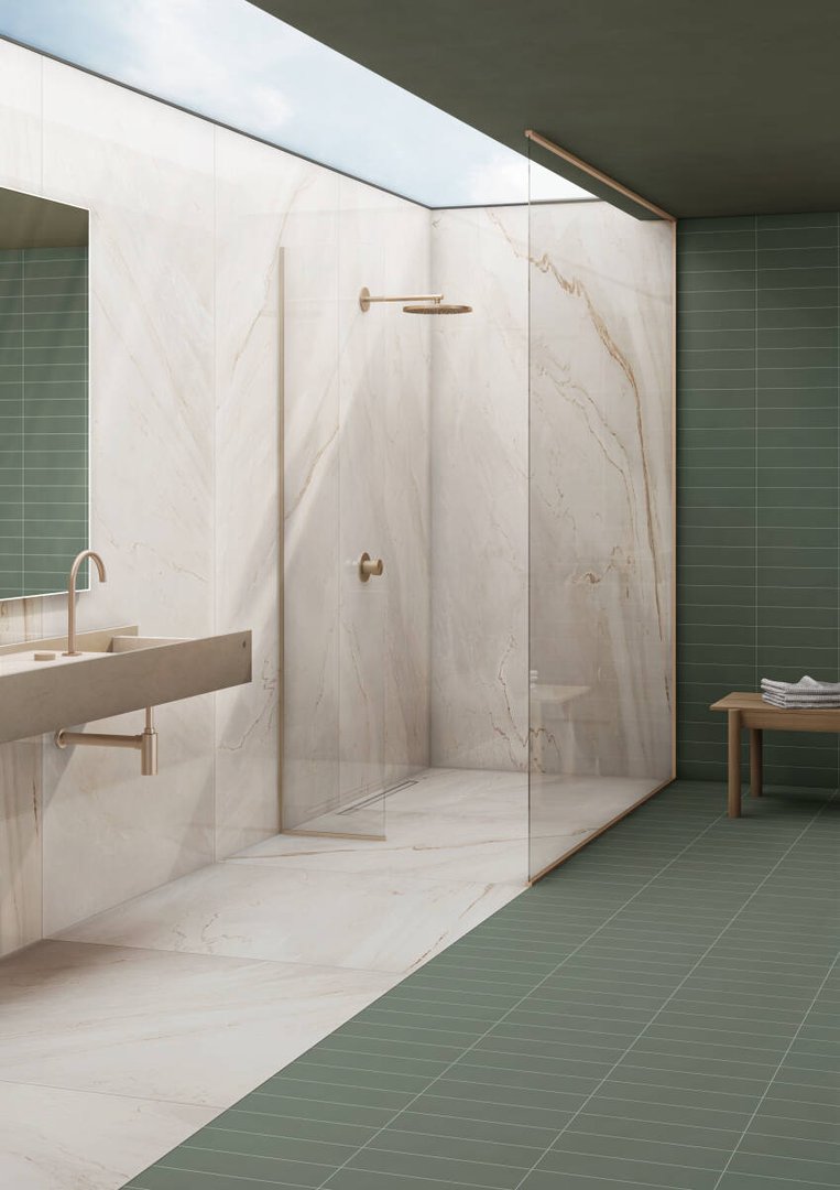 Banheiro verde com lastra marmorizada.