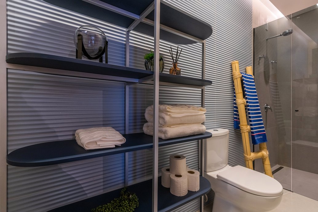 Um banheiro moderno e com detalhes personalizados, o azul é o ponto principal do espaço, deixando-o aconchegante e moderno.