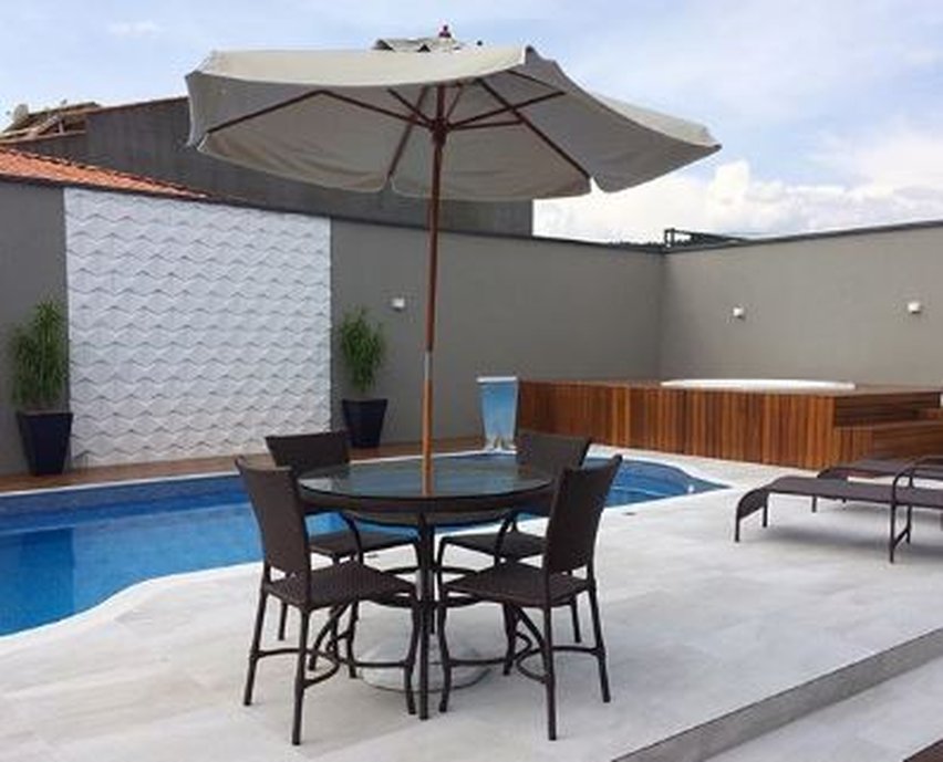 Piscina com revestimento que remete a pedras naturais.