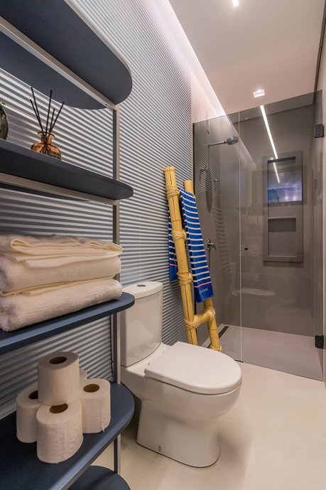 Um banheiro moderno e com detalhes personalizados, o azul é o ponto principal do espaço, deixando-o aconchegante e moderno.