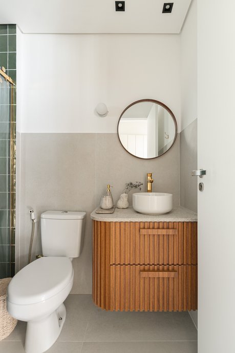 Banho hóspedes com porcelanato Foggy e Gouache Foret