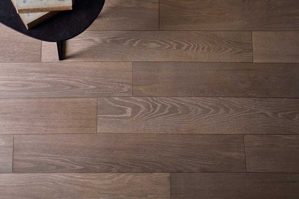 PISO: AVANTGARDE BRUNET 21X180 NAT