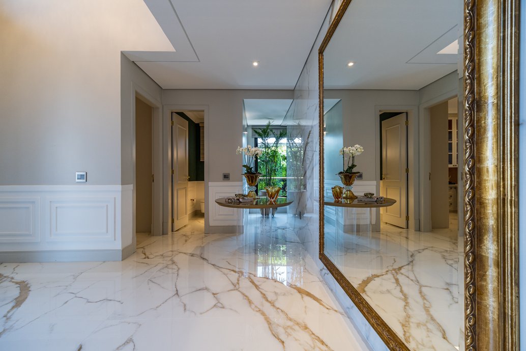 Imponência é a marca registrada neste Hall de Entrada incrível, podemos observar isso em cada detalhe do décor atemporal e único. Foto: Luiz Frances.