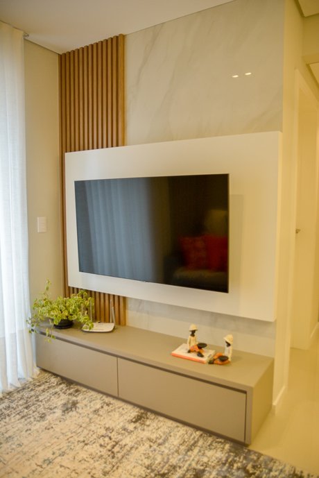 Home com uma mistura de texturas e materiais.