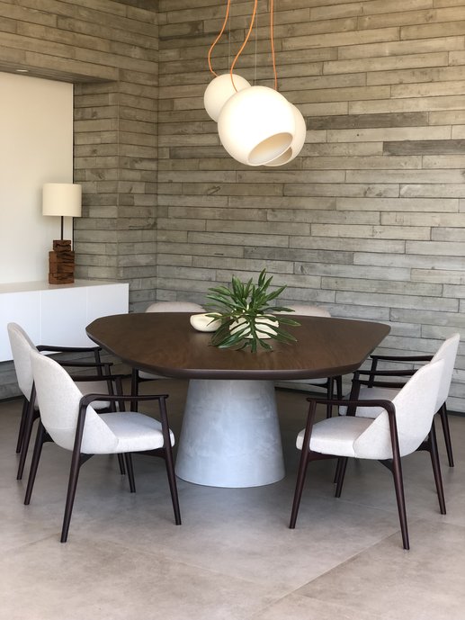 As formas orgânicas do mobiliário juntando-se a textura e cor do piso Pavillon do mestre Le Corbusier , nos dão a sensação de ter chegado aonde gostaríamos! Foto: Juliano Reis 