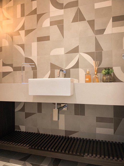 Parede e chão usando o mesmo ladrilho, e bancada também em Porcelanato.