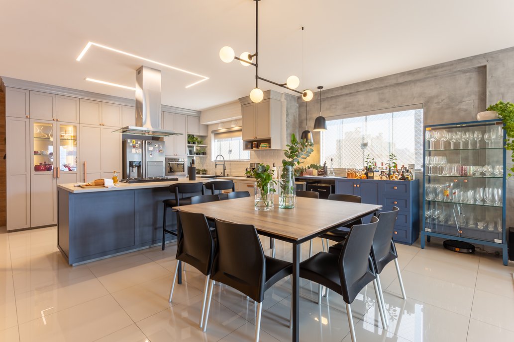 Mesa de jantar moderna com acabamento impecável