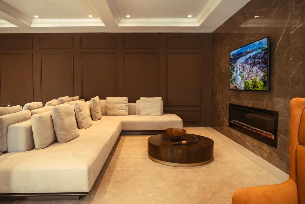 Pensado para receber com sofisticação e acolhimento. O mobiliário de linhas retas e tons neutros complementa a atmosfera contemporânea, resultando em uma recepção sofisticada e atemporal.