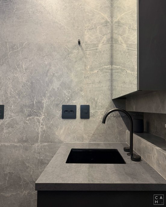 Paredes e nicho em Portobello Timeless Gray Marble.