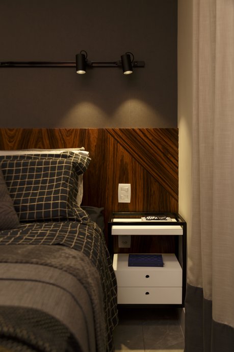 Quarto masculino com cabeceira ripada e mesa lateral flutuante