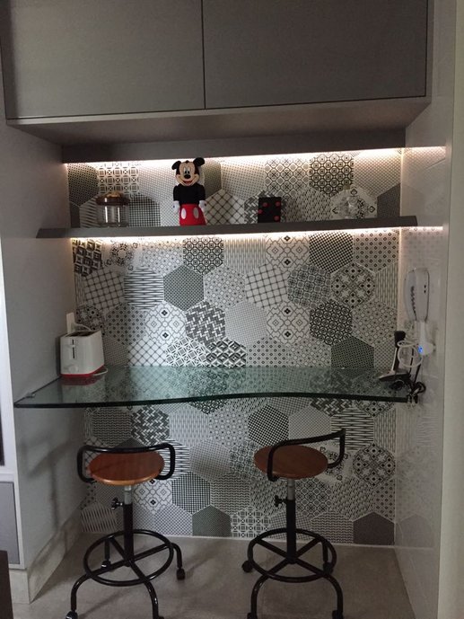 Mesa de Café da manhã, a transparência do vidro permite a visualização total do painel em revestimento decorado