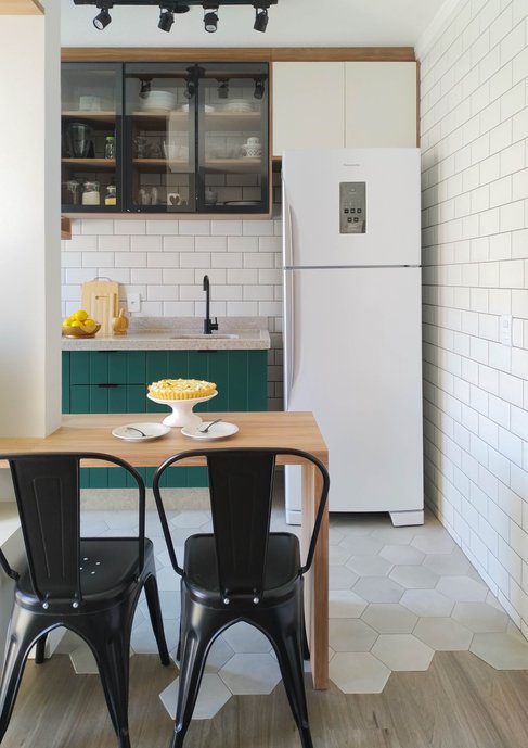 integração do piso hexagonal da cozinha Nord Ris da Portobello com o piso vinílico da sala