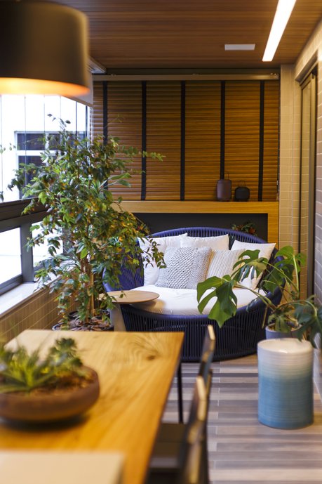 Varanda com espaço gourmet e cantinho de relaxamento
