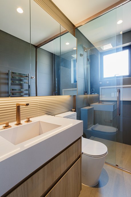 Banheiro todo revestido de porcelanato Smoke Zig Zag 30x90 Matt ret Portobello e Piso: Ms Barcelona Antracita 90x90 nat ret
