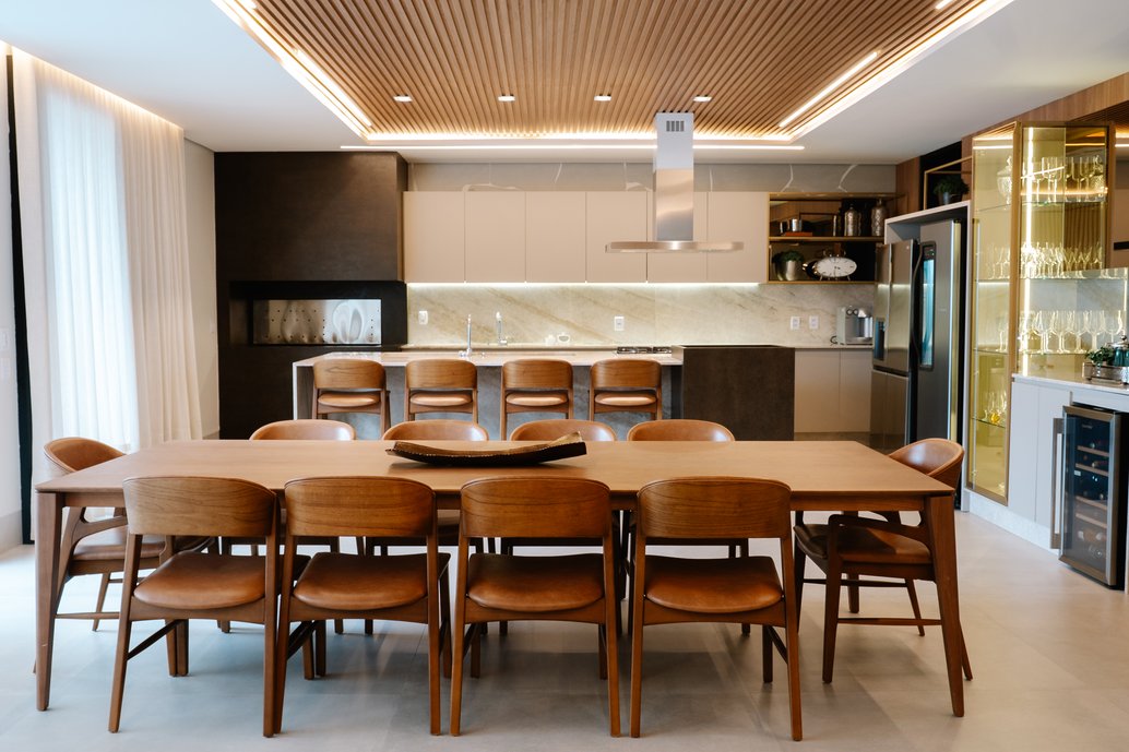 Um gourmet moderno com piso SUPERQUADRA CRU 120X120 natural