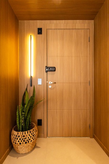 Hall de entrada do apartamento; porta da entrada
