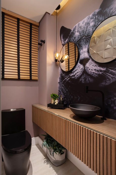 Mix de materiais, cores e texturas que deu super certo!! Além do gato adesivado que é o destaque do Lavabo, outro elemento que trouxe ainda mais personalidade para o ambiente foi o revestimento Tangram Cimento da @portobelloblumenau e a cor que trouxe vida para o projeto foi a Adorno Rupestre da Tintas Coral.