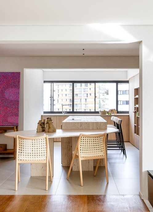 Espaço Gourmet com bancadas em mármore travertino e piso porcelanato Via Durini Fog.