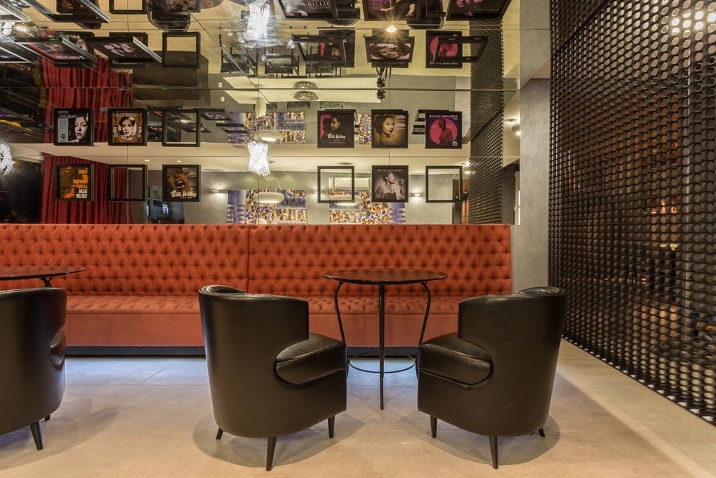 DETALHE PARA O BANCO COM AS MESAS E POLTRONINHAS