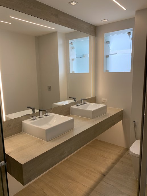 Bancada de porcelanato Pau Brasil Claro e piso também