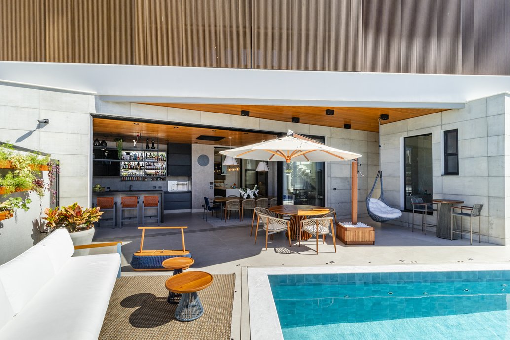  Projeto de área gourmet contemporânea! Com acabamentos cimentícios e detalhes em madeira.