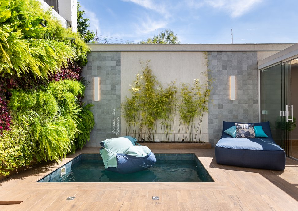 O casal de moradores precisava dar um up na área externa da casa e, assim, curtir mais o espaço e receber ainda melhor seus convidados. Acabamentos que rementem aos materiais naturais, como pedra e madeira, complementados pelo jardim vertical e pelas arandelas, deixaram o ambiente mais aconchegante e convidativo.