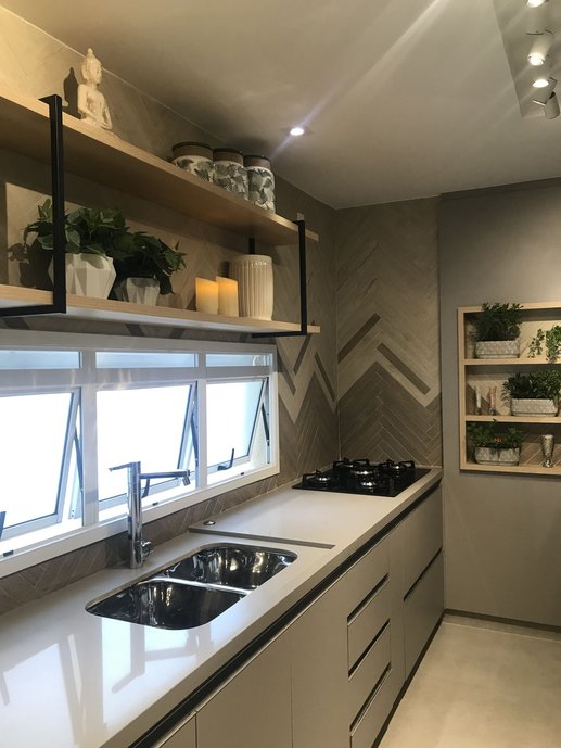 Cozinha moderna com acabamentos diferenciados.