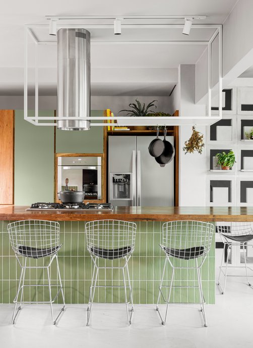 Cozinha em tons de verde, madeira e concreto