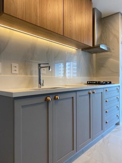 Bancada com cuba e cooktop.