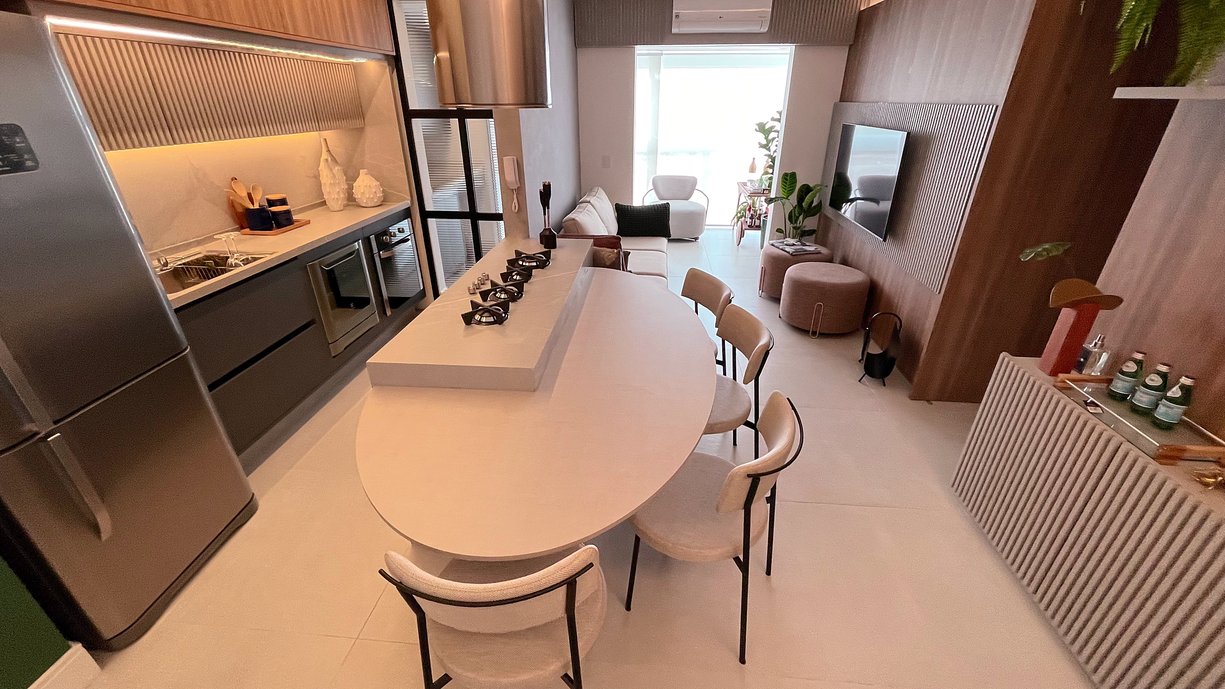 Cozinha integrada, onde utilizei a neutralidade do Foggy Bianco com a delicadeza do marmorizado CALACATTA BLANC acima da bancada da cozinha