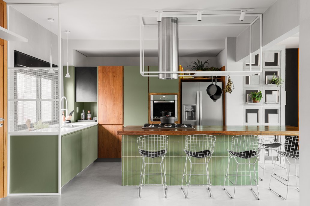 Cozinha em tons de verde, madeira e concreto