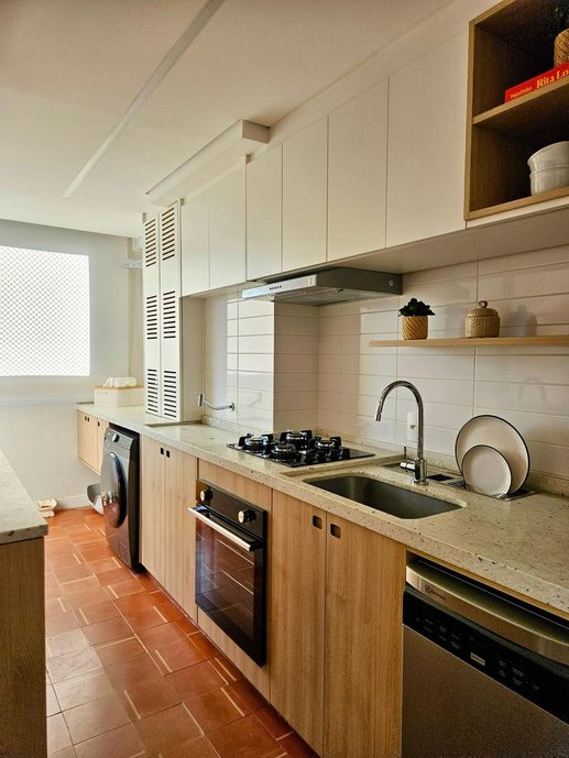Imagem gerla dos espaços cozinha e lavanderia, integrados