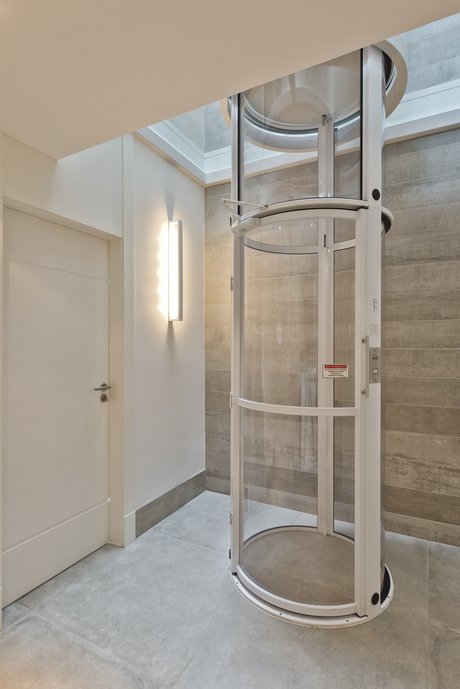 Elevador residencial que permite acesso para os cômodos da casa