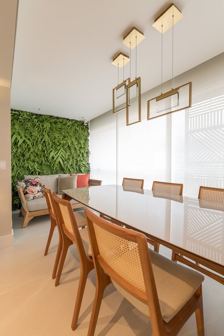 Varanda aberta e integrada, com porcelanato Ms. Barcelona Cristal, acabamento natural.