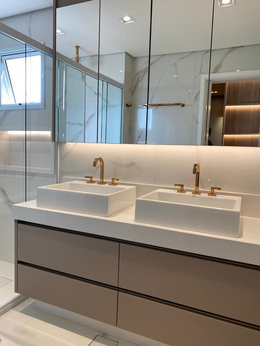 Banheiro Master, inteiro revestido com o porcelanato Oro Bianco, onde utilizamos o acabamento natural no piso e polido nas paredes.