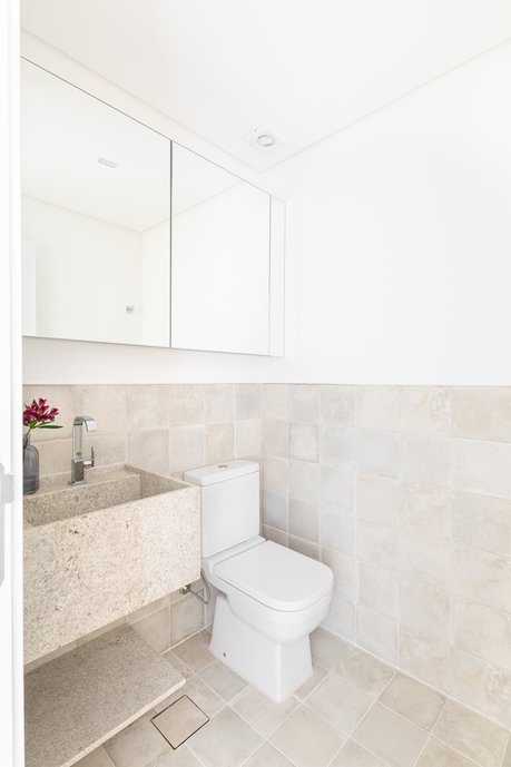Lavabo de um apartamento de praia, tons de areia, muita leveza e atemporalidade