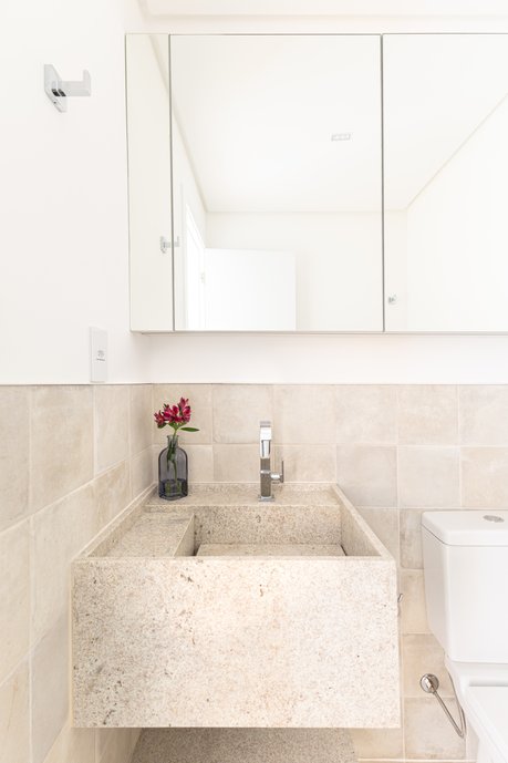 Lavabo de um apartamento de praia, tons de areia, muita leveza e atemporalidade. 