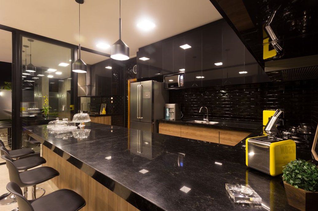 A utilização dos mesmos revestimentos de parede e piso na Cozinha Interna e Área de Lazer Externa reforçam a integração destes espaços como proposto no projeto arquitetônico.