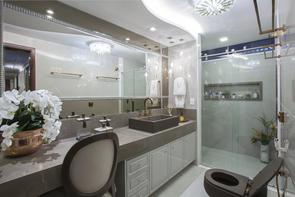 Banheiro projetado para uma cliente que sonhava com um banheiro digno de capa de revista. O glamour do estilo clássico trouxe ao ambiente uma cara nova.