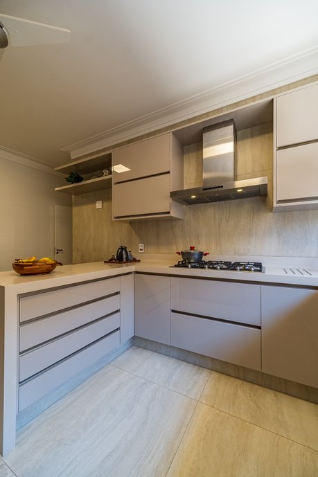 Esta Cozinha foi feita toda em tons neutros, totalmente planejada em cada cantinho. Foto: Luiz Frances.