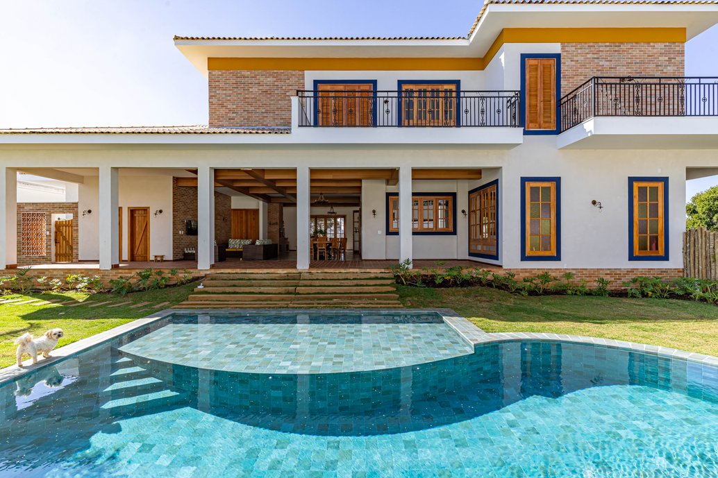 Misturamos os tons do revestimento Barlavento para trazer um efeito como pedra natural e o contraste das cores valorizou a piscina e trouxe o resultado esperado.