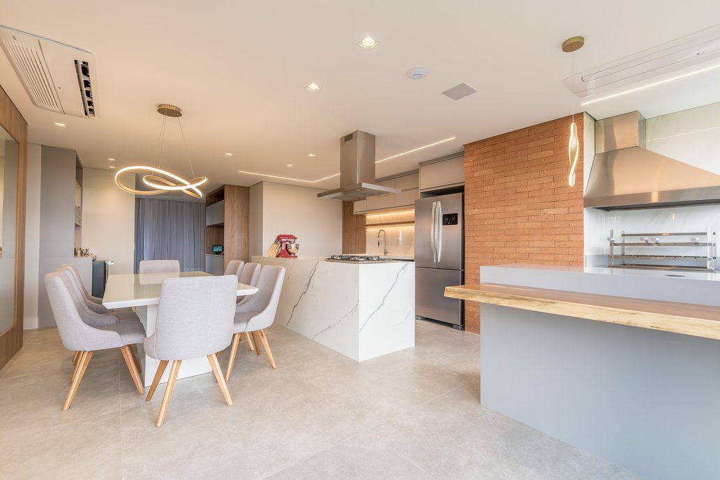 Utilizamos o Berliner Sand no piso e Bianco Covelano nas paredes, combinação perfeita.