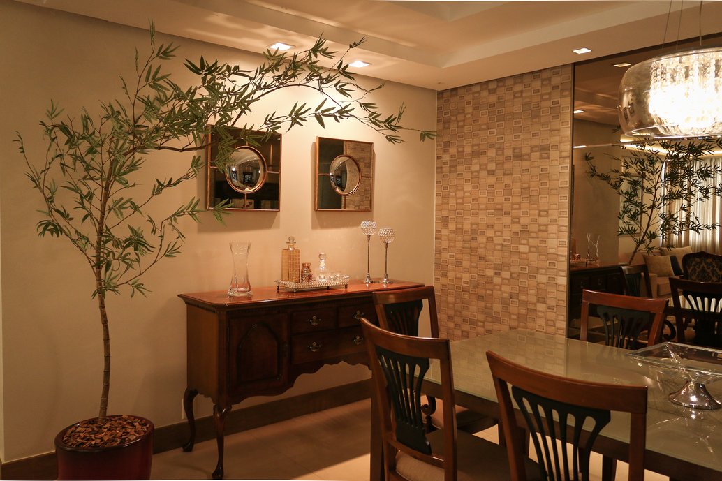 Parede da sala de jantar com belíssimo contraste entre porcelanato e espelho bronze.