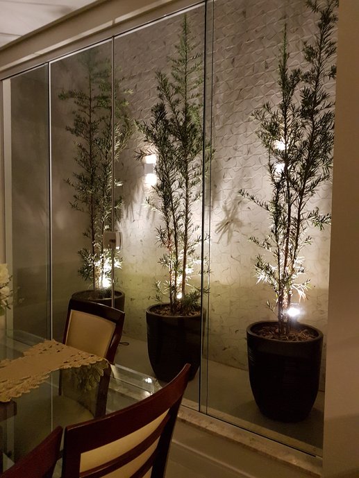 Jardim de inverno ou poço de luz lindo e sofisticado. É o ponto focal da sala de jantar.