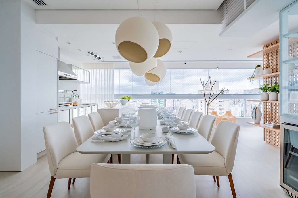Área gourmet integrada ao living e office
Foto: Henrique Ogata
Mesa grande de jantar; mesa posta
