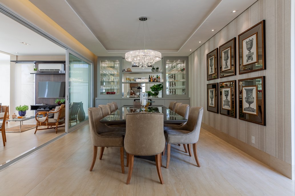 O mix entre o estilo clássico e contemporâneo garantiu um equilíbrio harmônico no décor deste projeto.