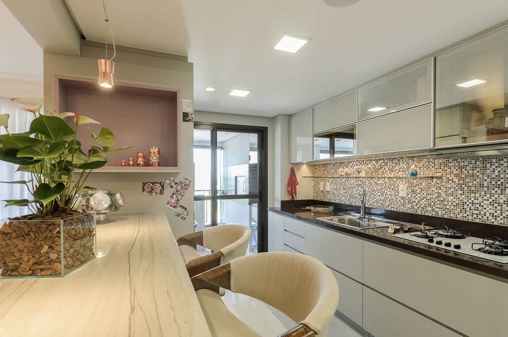 A cozinha integrada ao living merece acabamentos lindos como esta bancada e o acabamento portobello!