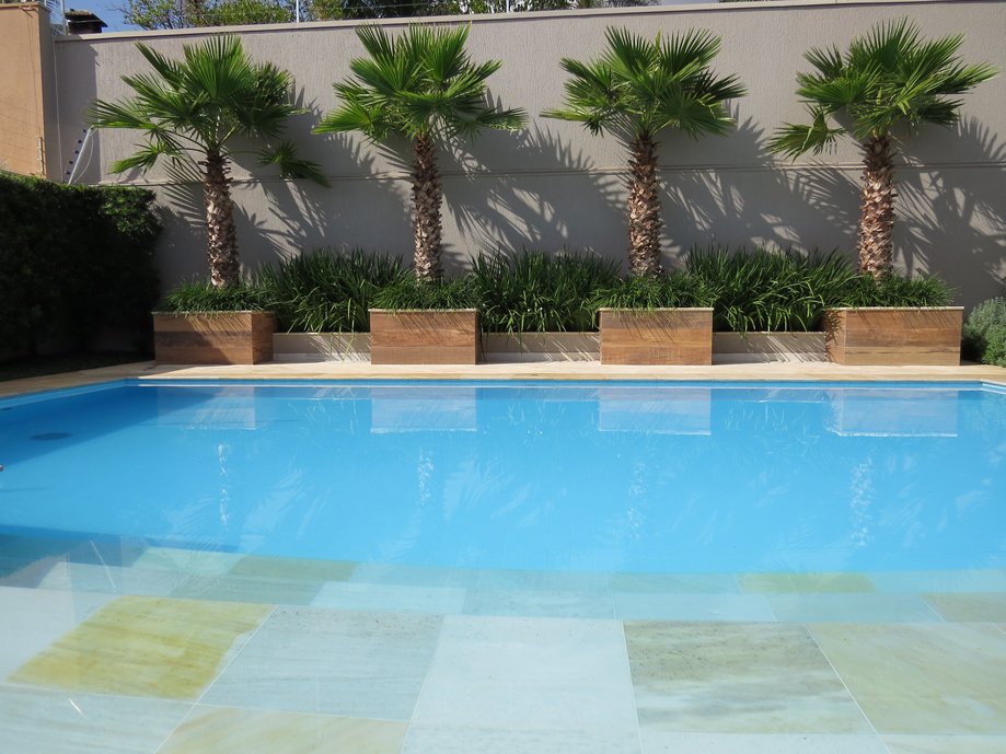 JARDINEIRA EM ÁREA DE JARDIM/PISCINA ,DE RESIDÊNCIA EM UBERABA,MG,
REVESTIDA COM PORCELANATO IBIRAPUERA.
