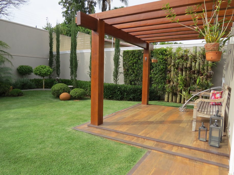 DECK EM ÁREA DE LAZER/PISCINA EM RESIDÊNCIA EM UBERABA,MG.
FOI USDADO O PORCELANATO IBIRAPUERA 20X120 NO PISO. Pergolado.
